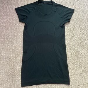 Lululemon Swiftly Tech Short Sleeve Size 4 in Submarine